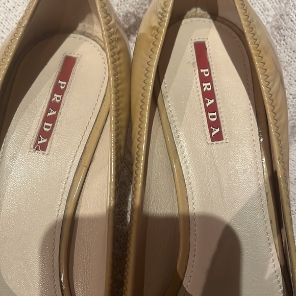 Yellow authentic Prada Patent leather pumps, size 36 1/2 - Picture 2 of 9